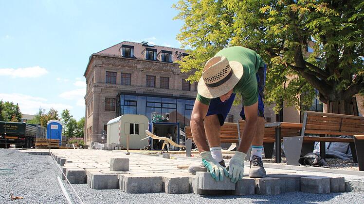 Die Pflasterer klotzen auf dem Platz hinter der Kulturfabrik mächtig ran, damit alles fertig wird. Foto: Christian Bauriedel