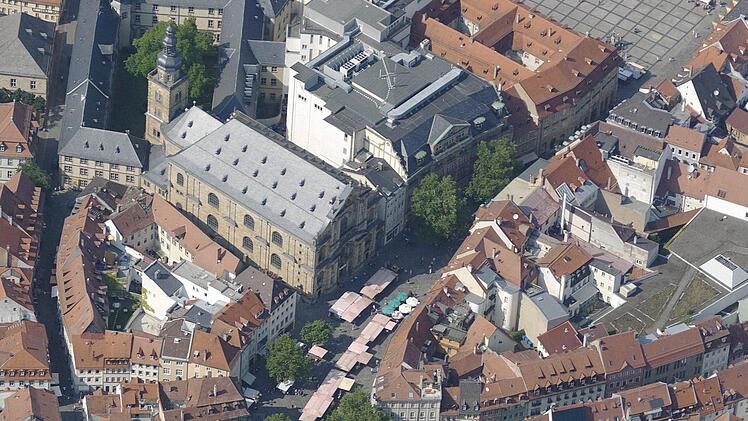 Ein Blick aus der Luft über den Grünen Markt in Bamberg. Foto: Stadtplanungsamt Bamberg/aerowest