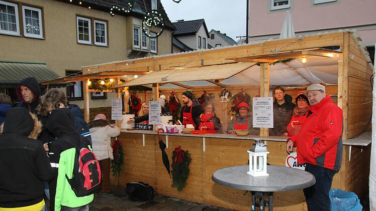 Schon seit über 30 Jahren ist die Awo auf dem Marktplatz vertreten und verkauft Glühwein und ihre berühmten selbstgemachten Dätsch.