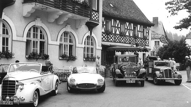 Die automobilen Kostbarkeiten des Schnauferlclubs Rhein-Ruhr wurden  1979  in Wirsberg viel bestaunt. Foto: Archiv Stephan Tiroch