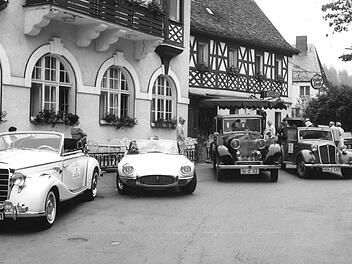 Die automobilen Kostbarkeiten des Schnauferlclubs Rhein-Ruhr wurden  1979  in Wirsberg viel bestaunt. Foto: Archiv Stephan Tiroch