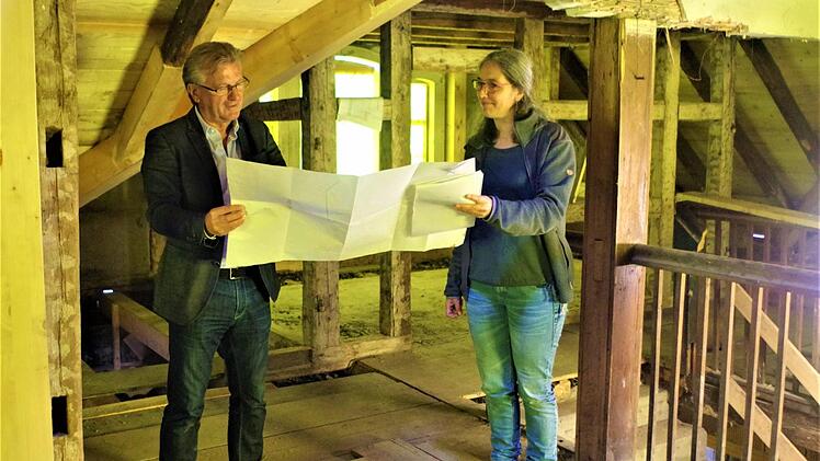 Bauleiterin Diplom-Ingenieurin Kerstin Förtsch vom Architekturbüro 3 D Detsch informierte im Dachgeschoss Bürgermeister Rainer Detsch über weitere Sanierungsmaßnahmen.Gerd Fleischmann