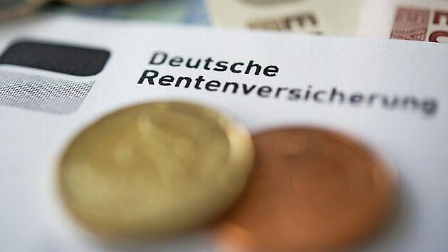 Mit freiwilligen Beitragszahlungen können Selbstständige etwas für die gesetzliche Rente tun. Die Höchstbeträge dafür steigen. Foto: M. Murat, dpa