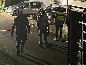 Repperndorf: Polizisten schießen auf Messerangreifer - Spurensicherung vor Ort