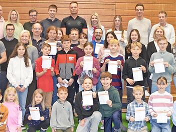 Beim FC Thulba wurden die erfolgreichen Sportabzeichen-Absolventinnen und -Absolventen geehrt. Eine besondere W&uuml;rdigung erhielten die Sportabzeichen-Pr&uuml;fer Karola und Walter Manger (mittlere Reihe).