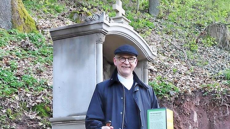 Bischof Franz Jung freut sich &uuml;ber den zeitgem&auml;&szlig; renonvierten Kreuzweg.