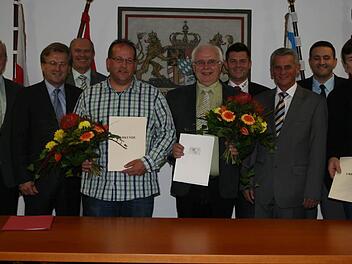 Sie freuten sich über die Auszeichnungen (von links): BRK-Ehrenvorsitzender Heinz Köhler,  Bürgermeister Rainer Detsch, Personalleiter im Landratsamt Joachim Schirmer, Jörg Wedemeyer, Leonhard Welscher, BRK-Ehrenamtsmanger Ralf Schmitt, Landrat Oswald Marr, stellvertretender Kreisbereitschaftsleiter Thomas Totzauer, Frank Kröckel. Foto: Veronika Schadeck