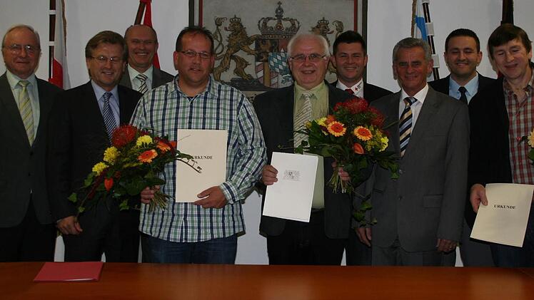 Sie freuten sich über die Auszeichnungen (von links): BRK-Ehrenvorsitzender Heinz Köhler,  Bürgermeister Rainer Detsch, Personalleiter im Landratsamt Joachim Schirmer, Jörg Wedemeyer, Leonhard Welscher, BRK-Ehrenamtsmanger Ralf Schmitt, Landrat Oswald Marr, stellvertretender Kreisbereitschaftsleiter Thomas Totzauer, Frank Kröckel. Foto: Veronika Schadeck