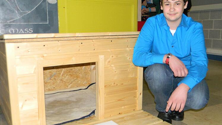 Philip Ackermann zeigte seine isolierte Hundehütte.
