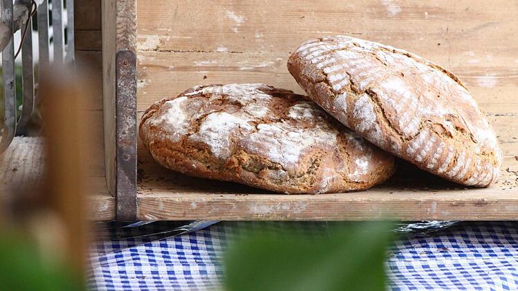 Die letzten beiden Brotlaibe, der Verkauf der ofenfrischen Brote übertraf alle Erwartungen .
