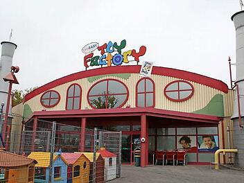 Die heutige Toy Factory könnte schrumpfen und in einem Gebäude mit Schuh Mücke unterkommen, wenn es nach den Vorstellungen von Rödentals Bürgermeister Gerhard Preß geht. Foto: CT Archiv