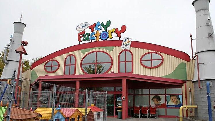 Die heutige Toy Factory könnte schrumpfen und in einem Gebäude mit Schuh Mücke unterkommen, wenn es nach den Vorstellungen von Rödentals Bürgermeister Gerhard Preß geht. Foto: CT Archiv