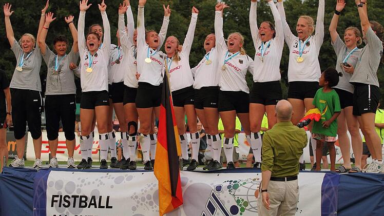 Riesenjubel beim Gastgeber Deutschland nach dem gewonnenen WM-Finale gegen Österreich. Von links Bundestrainerin Silke Eber und ihre Co-Trainerin Sabine Carle. Fotos: Ebener/imago