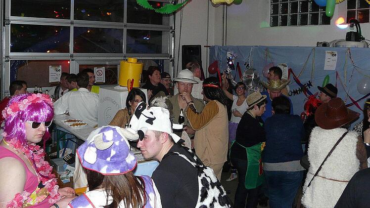 Buntes Treiben in der Maschinenhalle der Feuerwehr