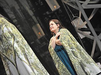 "Norma": Probenszene mit Celeste Siciliano. In der Neuinszenierung von Bellinis Oper singt die Sopranistin die Titelpartie.Foto: Andrea Kremper