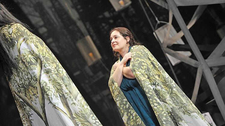 "Norma": Probenszene mit Celeste Siciliano. In der Neuinszenierung von Bellinis Oper singt die Sopranistin die Titelpartie.Foto: Andrea Kremper