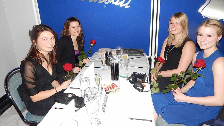 Vier Hübsche mit Rosen: Yvonne, Sarah, Laura, und Judith (von links) von der Landjugend Rugendorf:.