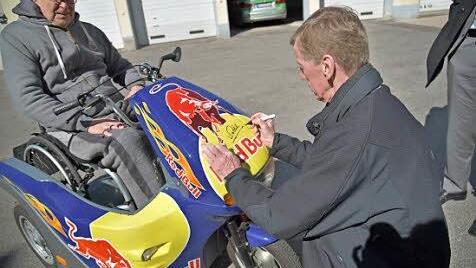 Nun sind auch Tempo 30 noch schneller: Walter Röhrl gab Stadtrat Georg Meißner ein Autogramm für seinen Elektro-Scooter.