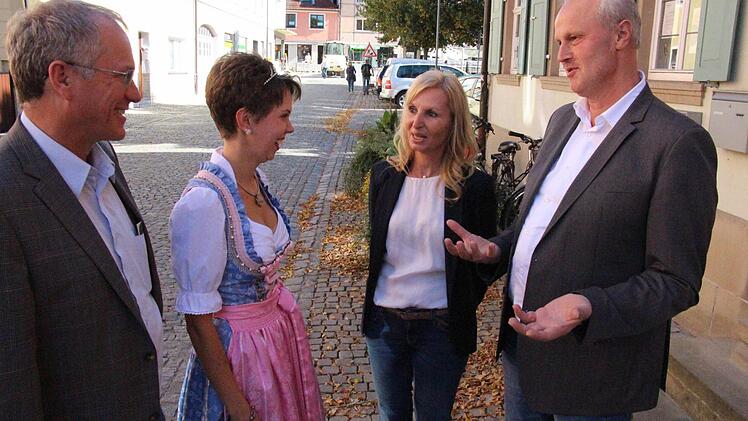 In der Jury: Der Leiter der Außenstelle für Karpfenteichwirtschaft, Martin Oberle, die bisherige Königin Katrin I., Karpfenland-Geschäftsführerin Sandra Schuster und Bürgermeister Gerald Brehm (von links) Foto: Christian Bauriedel