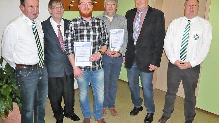 Stellvertretender Vorsitzender Reiner Borst und Klaus Eisenmann, BFV-Kreisehrenamtsbeauftragter (von links), würdigten Dominik Stößer und Andreas Schmitt (beide Mitte) für ihre herausragenden Leistungen für den TSV Oerlenbach. Dem Lob schlossen sich BFV-Kreisvorsitzender Rainer Lochmüller und Jochen Straub, Vorsitzender des TSV, an. Foto: Stefan Geiger