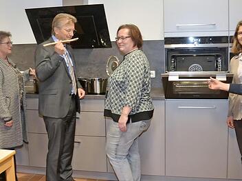 Rektorin Astrid Kestel (l.), die Küchenchefinnen Christine Geiger (2. v. l.) und Bettina Keim (4. v. l.), Bürgermeister Rainer Detsch, Elternbeiratsvorsitzende Anne Schlick sowie Edith Wagner (r.) freuen sich über die neue Kücheneinrichtung. Foto: Karl-Heinz Hofmann