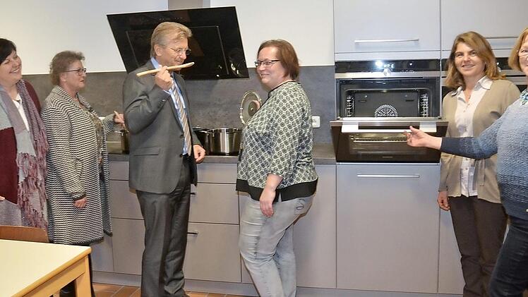 Rektorin Astrid Kestel (l.), die Küchenchefinnen Christine Geiger (2. v. l.) und Bettina Keim (4. v. l.), Bürgermeister Rainer Detsch, Elternbeiratsvorsitzende Anne Schlick sowie Edith Wagner (r.) freuen sich über die neue Kücheneinrichtung. Foto: Karl-Heinz Hofmann