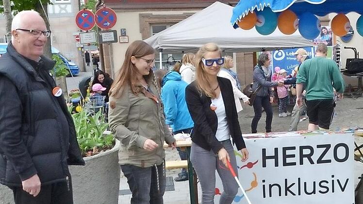 Bei einer Aktion zur Inklusion jüngst am Marktplatz: Annika Lang probiert aus, wie Sehbehinderte sich voran tasten. Sie verlässt nun Herzogenaurach und hob vor allem das Engagement des städtischen Behindertenbeauftragten Wolfgang Jörg (links) hervor.  Fotos: Bernhard Panzer