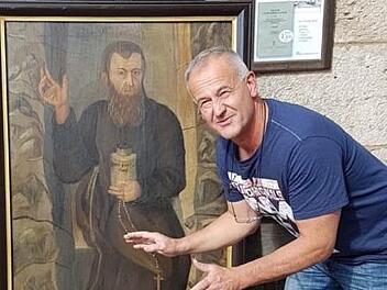 Der Kronacher Restaurator Stefan Löffler präsentiert vor der Klause das Ergebnis seiner Arbeit: Der Eremit Jakob Heß ist nun wieder zu erkennen.Thomas Engel
