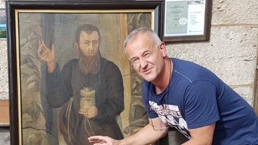 Der Kronacher Restaurator Stefan Löffler präsentiert vor der Klause das Ergebnis seiner Arbeit: Der Eremit Jakob Heß ist nun wieder zu erkennen.Thomas Engel