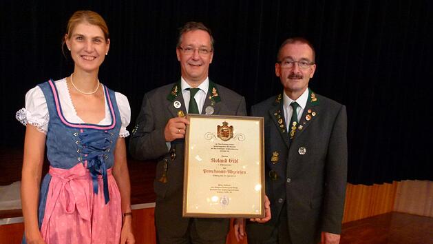 Roland Eibl (Mitte) erh&auml;lt aus den H&auml;nden von Prinzessin Stephanie von Sachsen-Coburg und Gotha (links) das Protektoratsabzeichen und von Obersch&uuml;tzenmeister Hans-Herbert Hartan (rechts) die entsprechende Urkunde. Foto: Lothar Weidner
