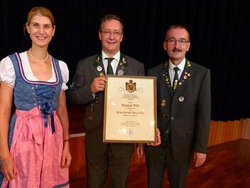 Roland Eibl (Mitte) erhält aus den Händen von Prinzessin Stephanie von Sachsen-Coburg und Gotha (links) das Protektoratsabzeichen und von Oberschützenmeister Hans-Herbert Hartan (rechts) die entsprechende Urkunde. Foto: Lothar Weidner