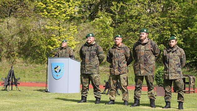 F&uuml;r ihr beherztes Eingreifen verlieh Oberst Werner Klaffus (von links) dem Hauptgefreiten Eduard Zhussupov, den Oberstabsgefreiten Uwe M&ouml;ller und Sebastian Antochin sowie Hauptfeldwebel Tobias Reder eine f&ouml;rmliche Anerkennung.  Foto: Andreas K&ouml;lb
