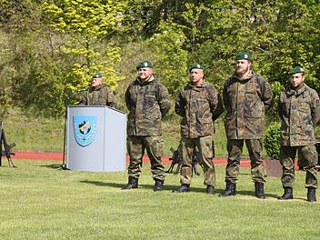 F&uuml;r ihr beherztes Eingreifen verlieh Oberst Werner Klaffus (von links) dem Hauptgefreiten Eduard Zhussupov, den Oberstabsgefreiten Uwe M&ouml;ller und Sebastian Antochin sowie Hauptfeldwebel Tobias Reder eine f&ouml;rmliche Anerkennung.  Foto: Andreas K&ouml;lb