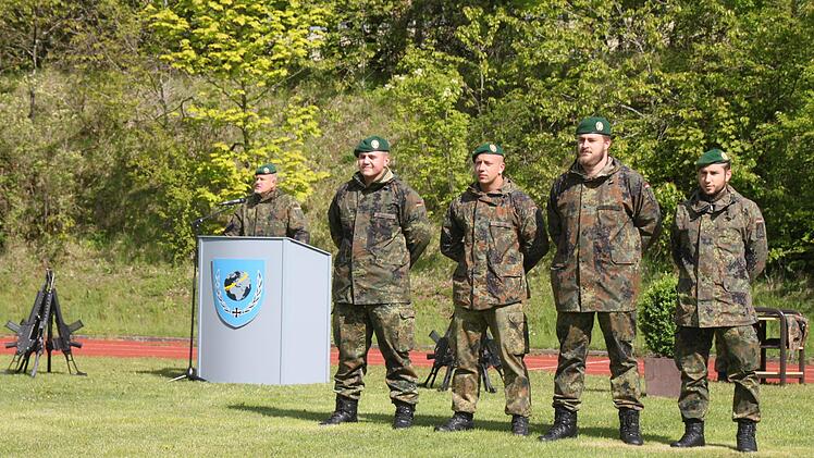 F&uuml;r ihr beherztes Eingreifen verlieh Oberst Werner Klaffus (von links) dem Hauptgefreiten Eduard Zhussupov, den Oberstabsgefreiten Uwe M&ouml;ller und Sebastian Antochin sowie Hauptfeldwebel Tobias Reder eine f&ouml;rmliche Anerkennung.  Foto: Andreas K&ouml;lb