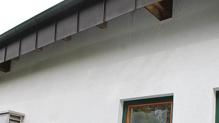 Beim Ortstermin erkannten die Mitglieder des Stadtsteinacher Stadtrates die Feuchtigkeitssch&auml;den auf einen Blick: Hinter der Verkleidung sind Wassereintritte mit blo&szlig;em Auge zu erkennenFoto: Sonny Adam