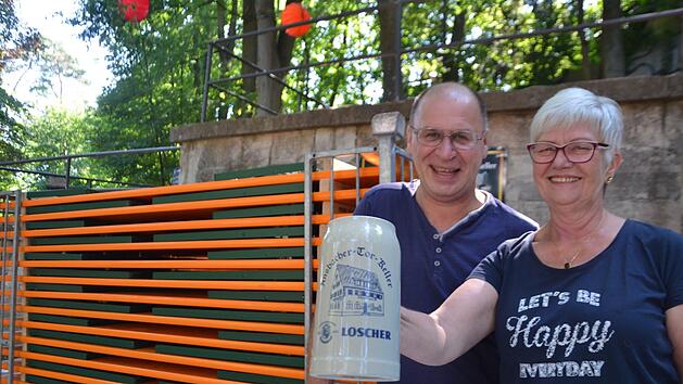 Renate Maier und J&uuml;rgen Salomon arbeiten seit der Sommerkirchweih 2019 mit der Brauerei Loscher zusammen. Jetzt &uuml;bernehmen die Betreiber des Ansbacher-Tor-Kellers auch die Gastronomie auf dem Rockkeller.  Foto: Bernhard Panzer (Archiv)