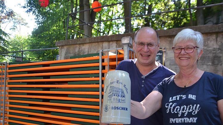Renate Maier und Jürgen Salomon arbeiten seit der Sommerkirchweih 2019 mit der Brauerei Loscher zusammen. Jetzt übernehmen die Betreiber des Ansbacher-Tor-Kellers auch die Gastronomie auf dem Rockkeller.  Foto: Bernhard Panzer (Archiv)