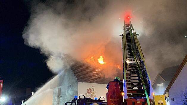 Wohnhaus steht nach Explosion in Vollbrand