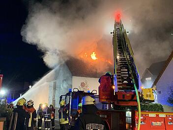 Wohnhaus steht nach Explosion in Vollbrand