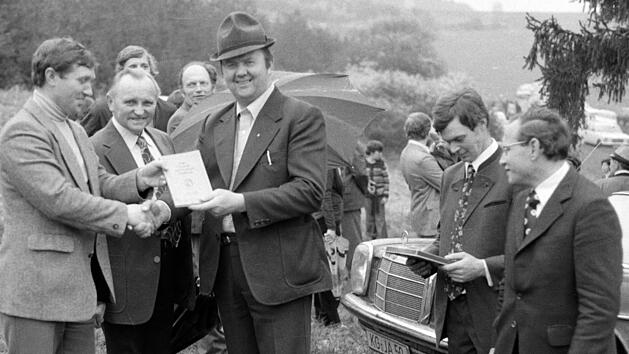 &Uuml;bergabe Gemarkung Ransbachm&uuml;hle (Weichtungen) im Tausch f&uuml;r Theinfeld. (von links) Erhard Klement (B&uuml;rgermeister Markt Ma&szlig;bach), Felix Braun (B&uuml;rgermeister Thundorf) und Oskar Pfl&uuml;ger (katholischer Pfarrer).