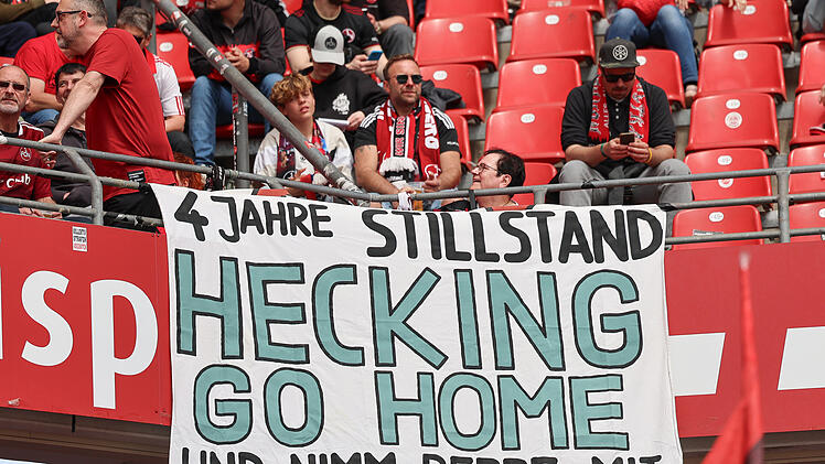 FCN-Fans mit Banner: Hecking go home