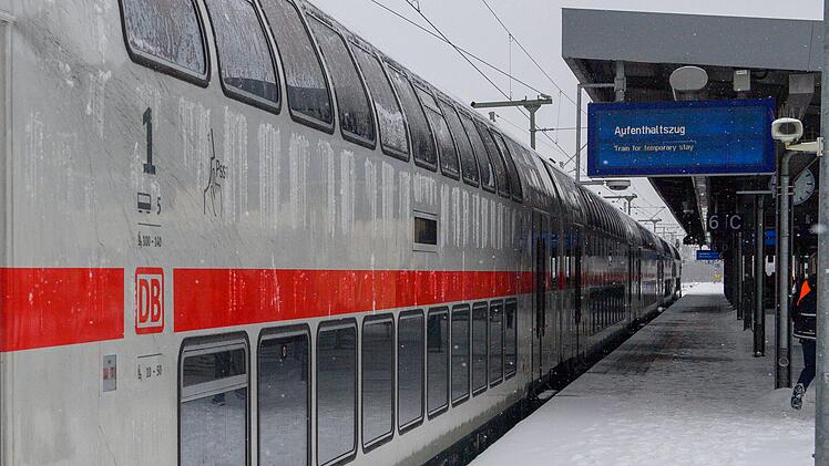 Winterwetter - Aufenthaltszug in Magdeburg