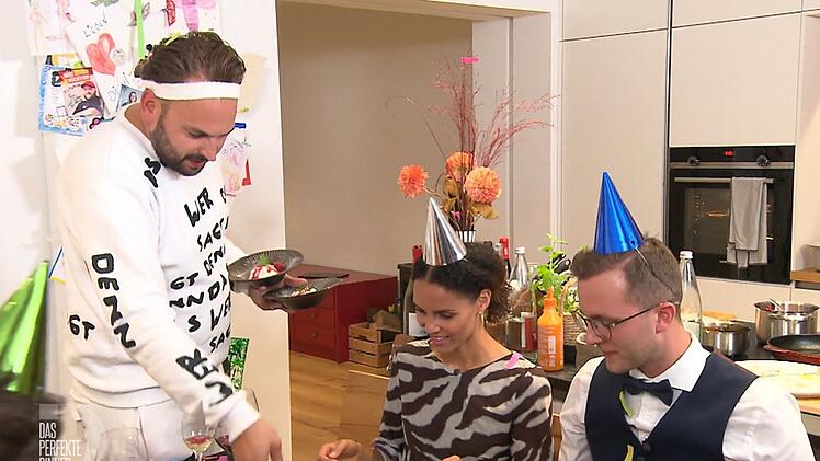 Beim Dessert ahnt er es noch nicht - doch Basti (rechts) gewinnt "Das perfekte Dinner" in Aachen mit 35 Punkten.