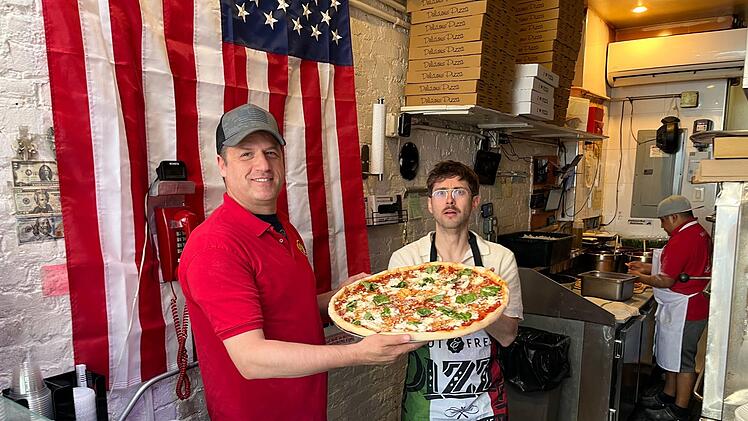 Der Journalist Florian Reza (links) muss sich f&uuml;r das Ausliefern einer Pizza durch den Verkehrsdschungel von New York schl&auml;ngeln.
