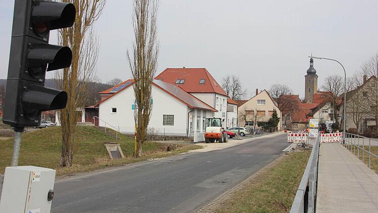 Die Ampeln sind schon aufgestellt, aber noch außer Betrieb.