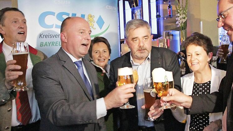MdB Hartmut Koschyk stößt mit seinen Parteifreunden auf das hervorragende Abschneiden der CSU an.  Foto: Josef Hofbauer