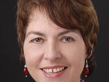 Meist ist das Sendestudio ihre Kanzel, doch heute predigt Rundfunkpfarrerin Melitta Müller-Hansen in der Petrikirche. Foto: privat