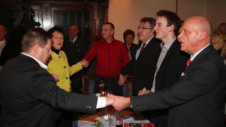 Bei der Feier zum 140-jährigen Bestehen der SPD sangen die SPDler die Arbeiter-Hymne "Brüder, zur Sonne, zur Freiheit" und hielten sich an den Händen: Der Vorsitzende des Ortsvereins Gilbert Ringsdorf, Landtagsvizepräsidentin Inge Aures, der stellvertretende Ortsvereinsvorsitzende Jörg Treutler, Wolfgang Hoderlein, Simon Moritz und Bürgermeister Hermann Anselstetter.
