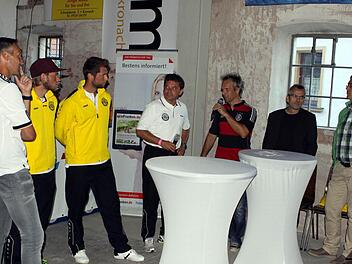 Michael Hofmann, Kristian Böhnlein, Florian Ascherl, Dieter Kurth, Egon Grünbeck und Hartmut Neubauer (v. l.) diskutieren mit Jochen Kauper (3. v. r.) über die Fußball-WM. Fotos: Michael Wunder