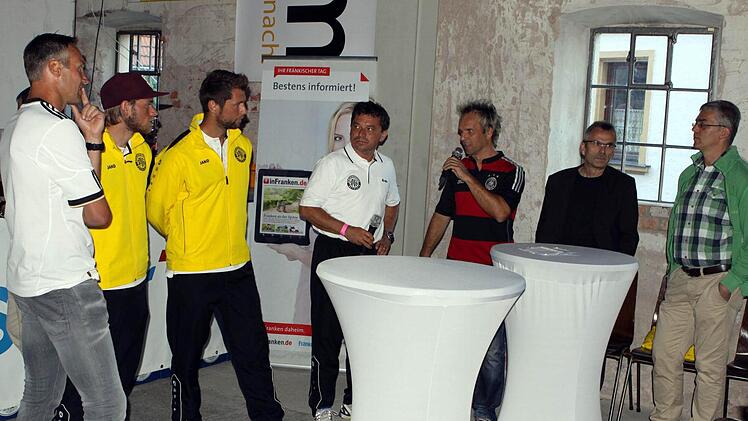 Michael Hofmann, Kristian Böhnlein, Florian Ascherl, Dieter Kurth, Egon Grünbeck und Hartmut Neubauer (v. l.) diskutieren mit Jochen Kauper (3. v. r.) über die Fußball-WM. Fotos: Michael Wunder